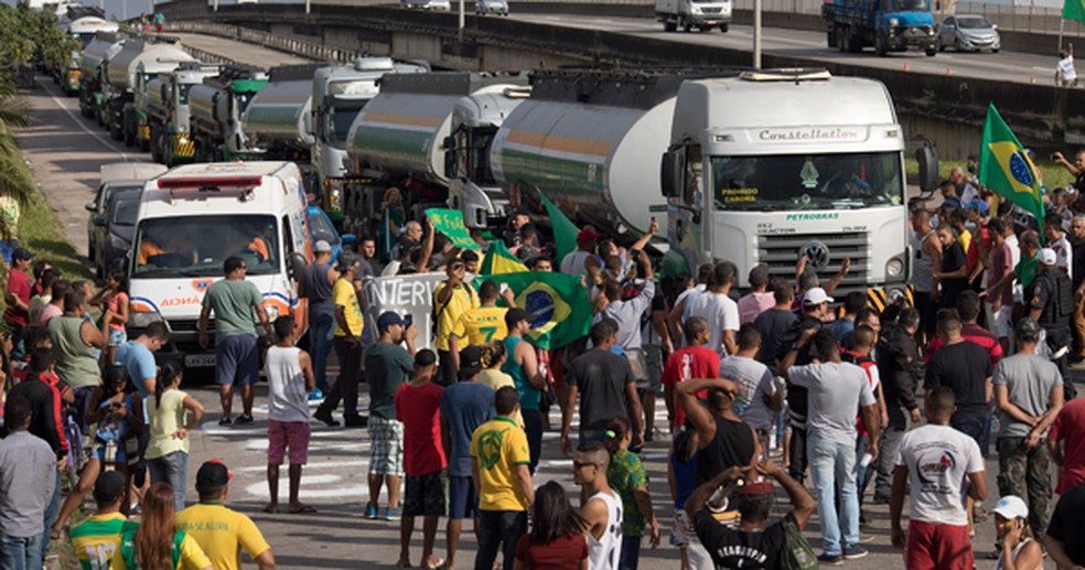 Ameaça de greve de caminhoneiros assusta população