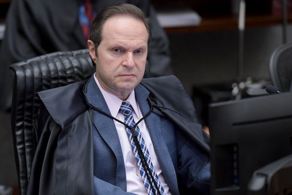 Ministro do STJ concede liberdade a mulher presa por furtar miojo