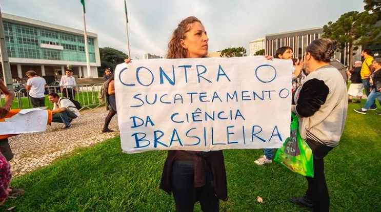 Cientistas sairão às ruas em protesto contra cortes do governo Bolsonaro