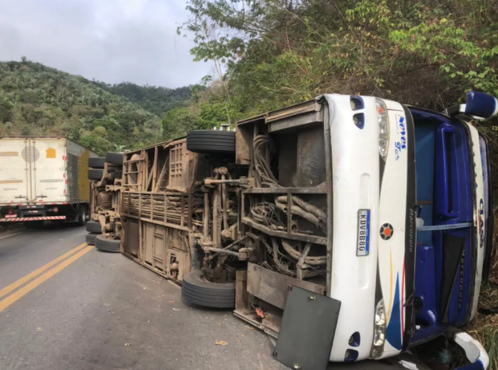 Ônibus com concurseiros de Teresina tomba no Ceará e deixa mortos e feridos