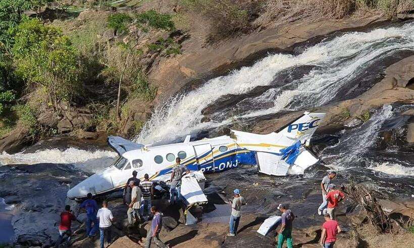 Avião cai na tarde desta sexta-feira próximo a uma cachoeira