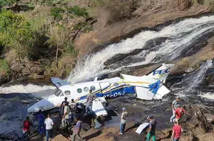 Avião cai na tarde desta sexta-feira próximo a uma cachoeira(Redes Sociais)