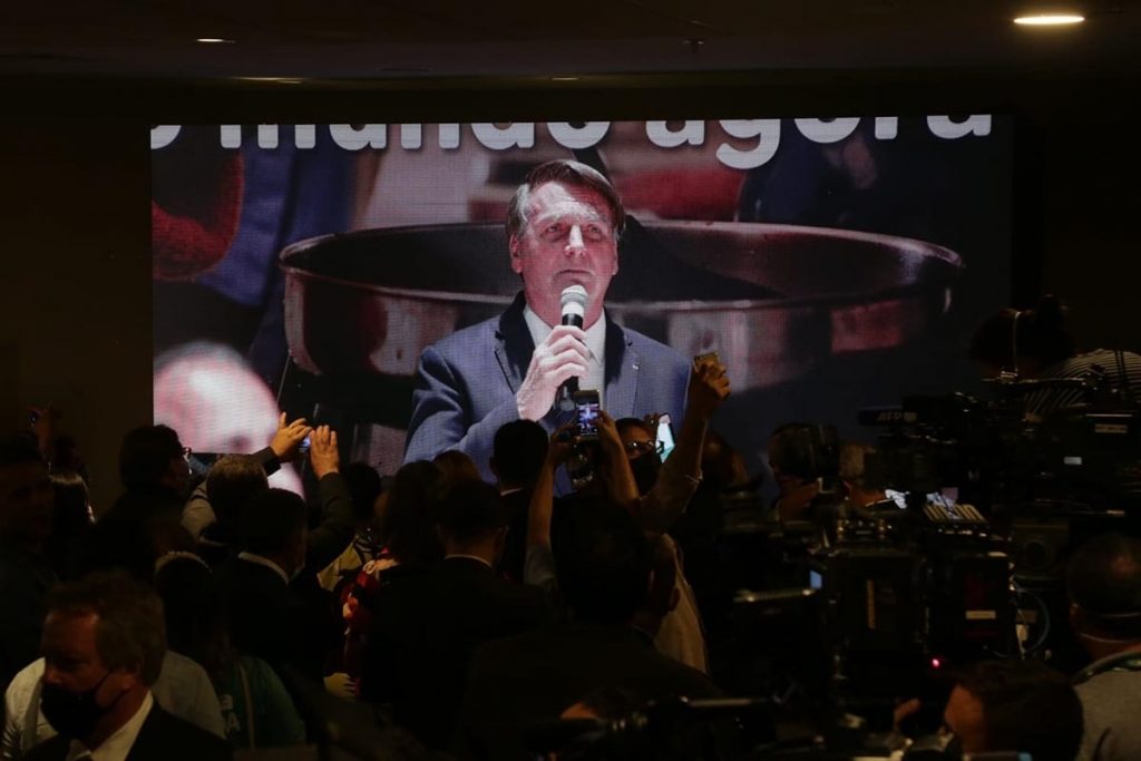 Bolsonaro abandona discurso contra corrupção em ato de filiação ao PL