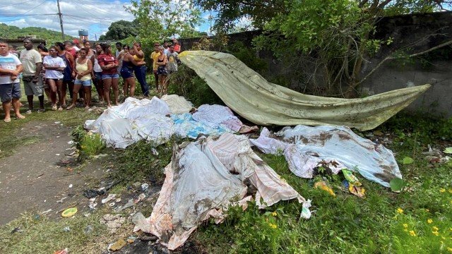 Chacina no Rio de Janeiro (mais uma): moradores retiram oito corpos de manguezal