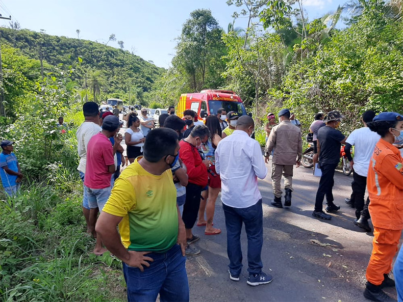 Corpo de Bombeiros no local do acidente