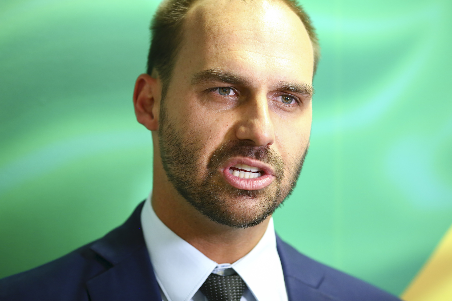 No Dia da Consciência Negra, Eduardo Bolsonaro posta VÍDEO de negro sendo executado pela PM