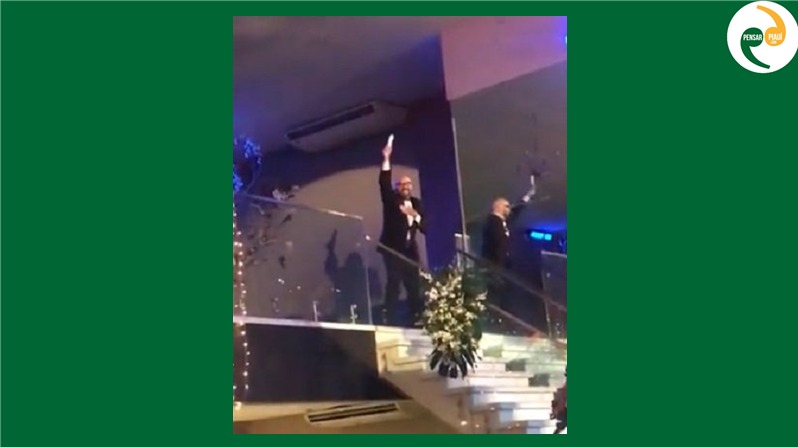 Vídeo: Formando entra em baile com a música de Lula
