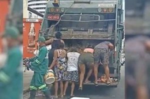 Fome – Moradores reviram caminhão de lixo à procura de alimento(Reprodução/redes sociais)