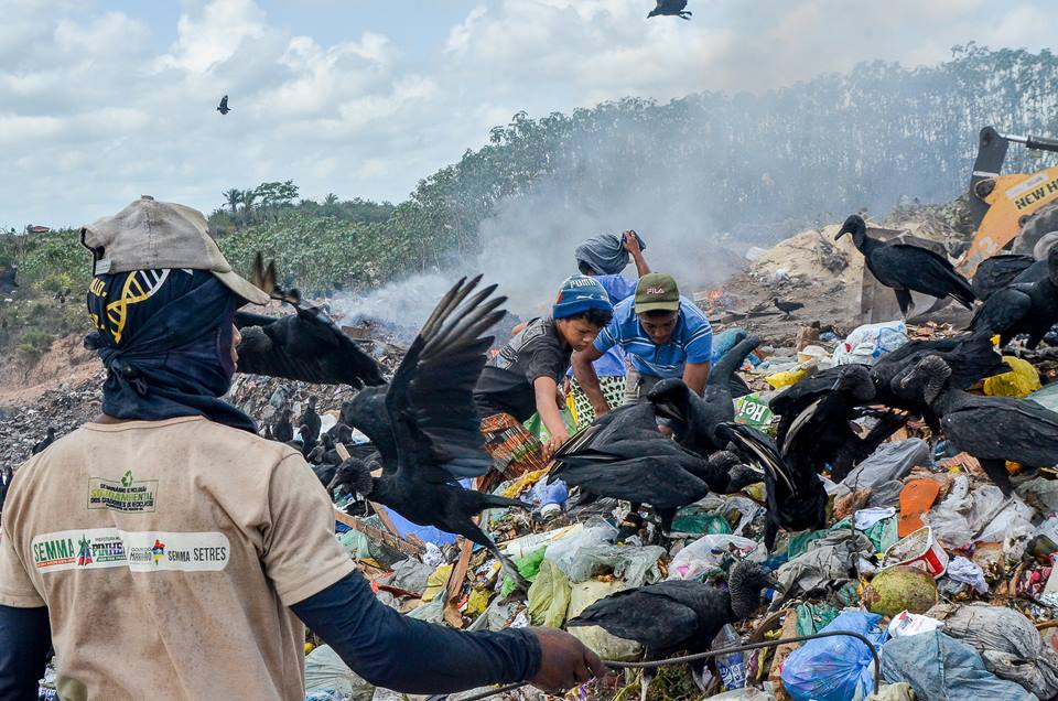 Imagens devastadoras em lixão dão rosto à fome no Brasil