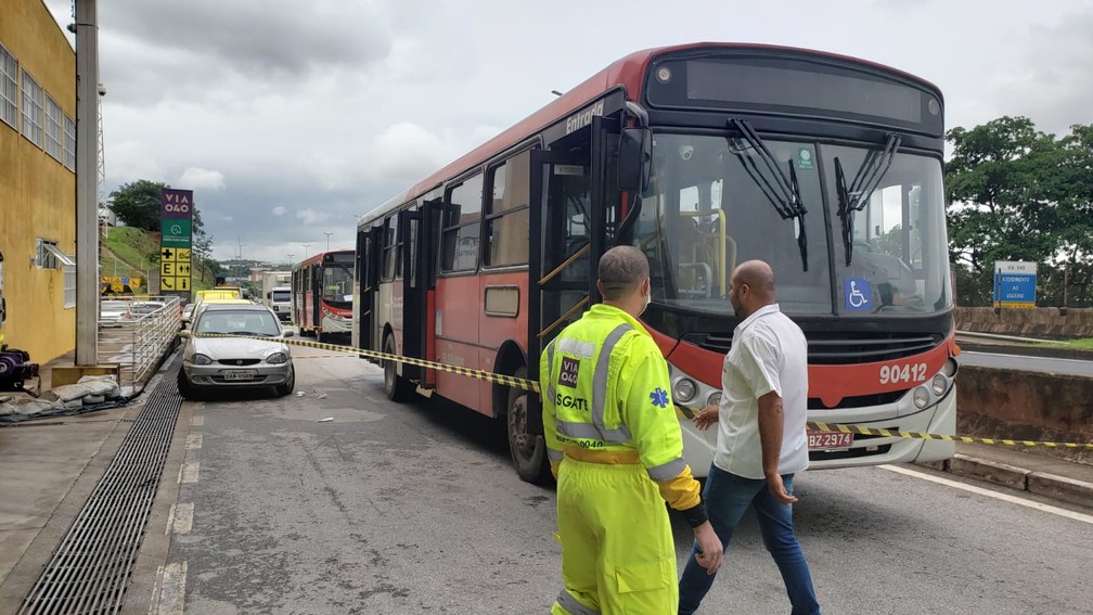 Homem esfaqueia passageiros em ônibus e deixa uma mulher morta