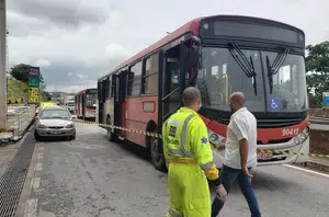 Homem esfaqueia passageiros de ônibus na Grande BH(Danilo Girundi/TV Globo)