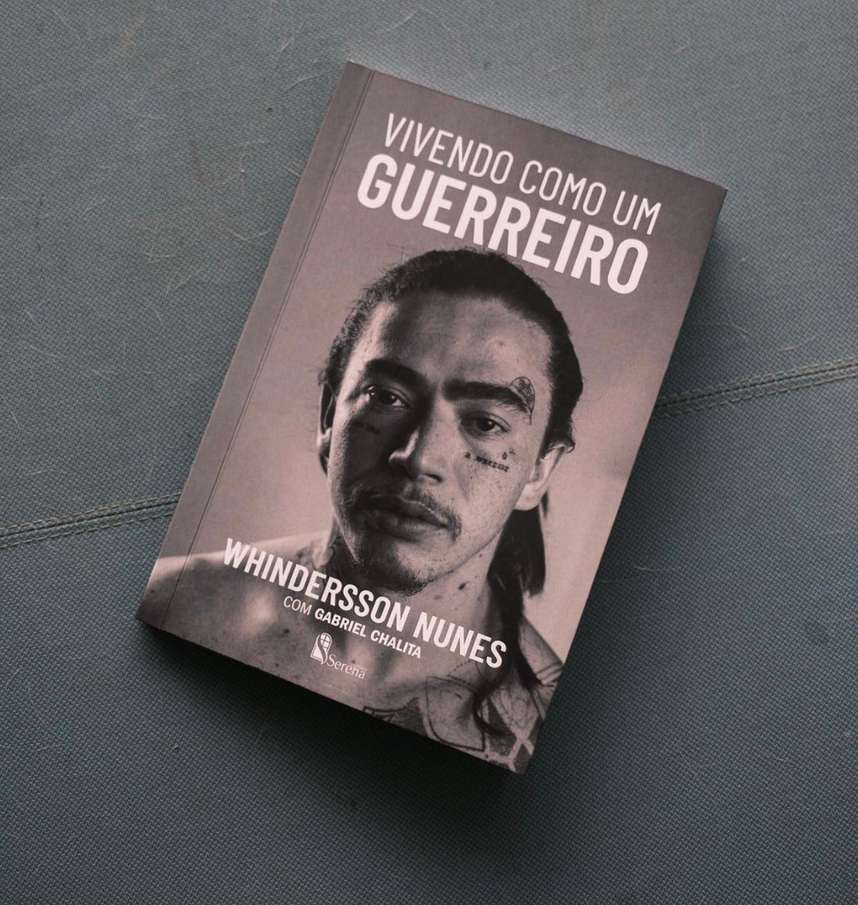 Whindersson lança livro sobre sua história: "Vivendo como um guerreiro"