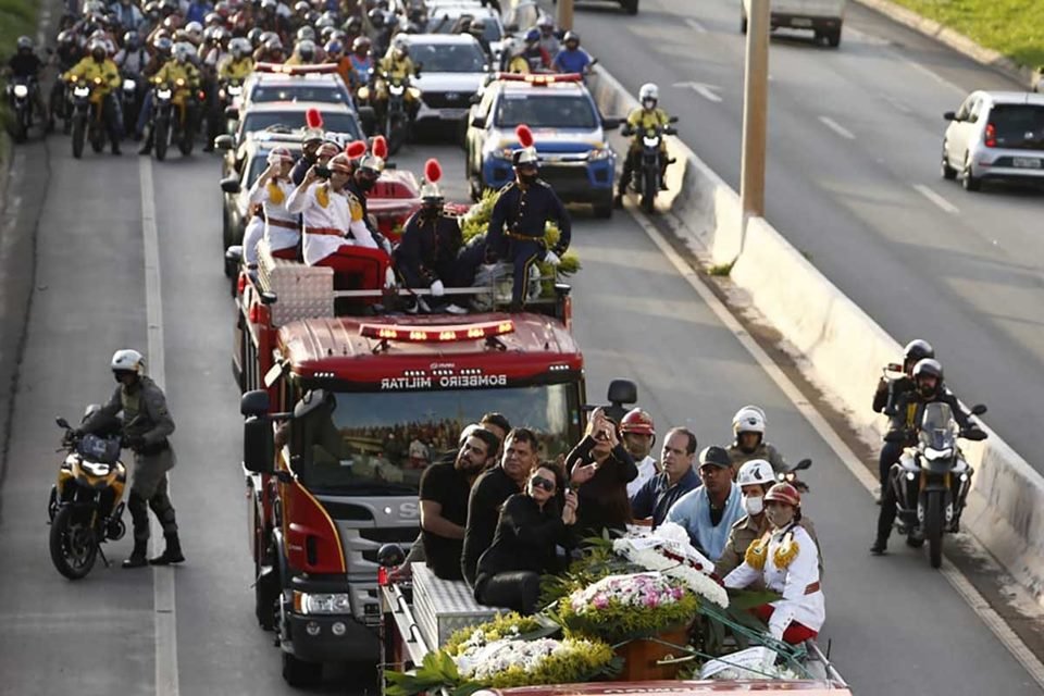 Adeus: cortejo de Marília Mendonça chega em cemitério de Goiânia