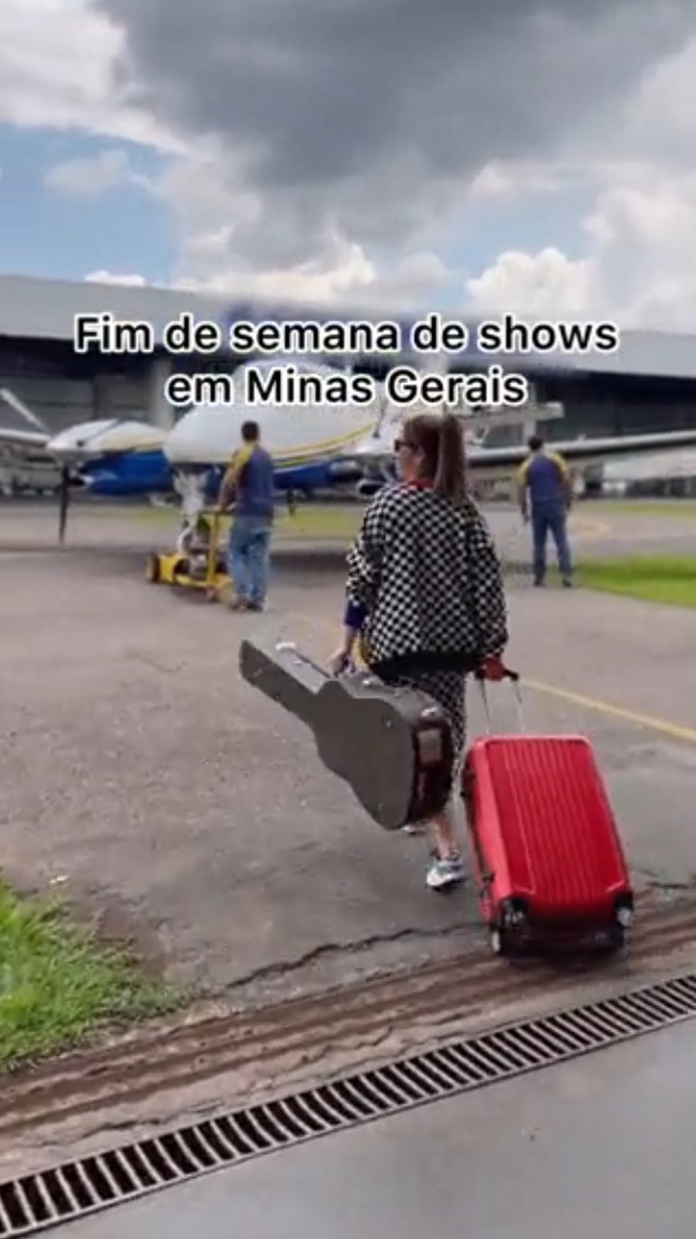 Marília Mendonça tuitou vídeo no qual ia em direção ao avião