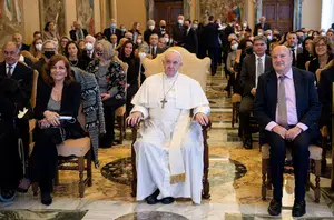 Pontífice falou em cerimônia neste sábado (13) para homenagear dois correspondentes veteranos – Philip Pullella, da Reuters, e Valentina Alazraki, da mexicana Noticieros Televisa – por suas longas carreiras cobrindo o Vaticano(Simone Risoluti/Vatican Media via Reuters)