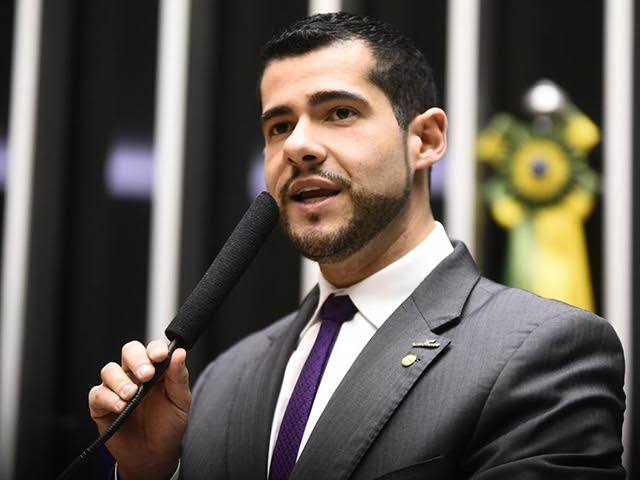 Deputado federal sofre tentativa de assalto e reage com tiros