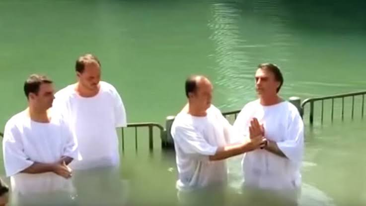 Qual a religião de Jair Bolsonaro? Confusão o beneficia há tempos