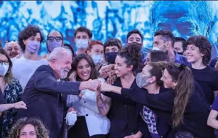 Vídeo: Lula é recebido com aplausos por equipe de emissora argentina