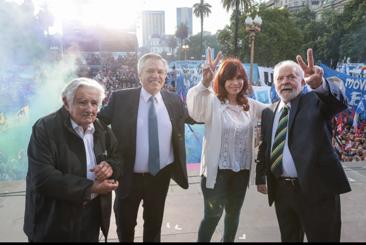 Pepe Mujica, Alberto Fernández, Cristina Kirchner e Lula em ato na Praça de Maio