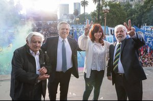 Pepe Mujica, Alberto Fernández, Cristina Kirchner e Lula em ato na Praça de Maio(Reprodução/Twitter Alberto Fernández)