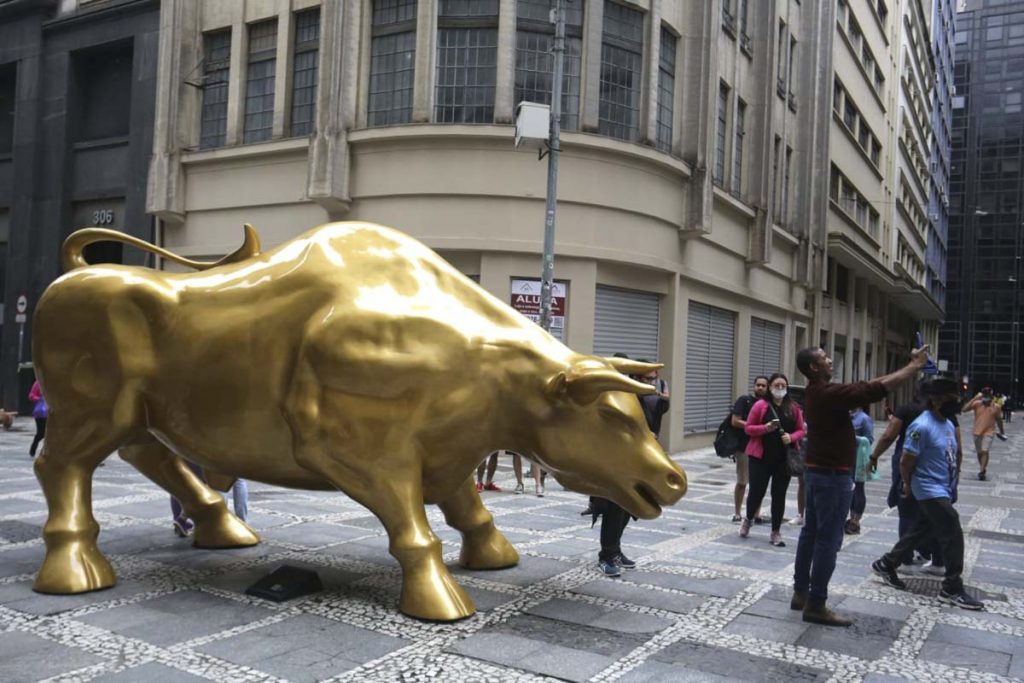 Touro de Ouro foi instalado em frente à Bolsa de Valores de SP