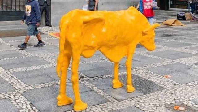 Em protesto, vaca magra substitui touro de ouro na porta da bolsa em SP