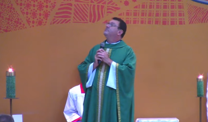 Bala perdida atinge Igreja durante missa; padre recolhe o projétil