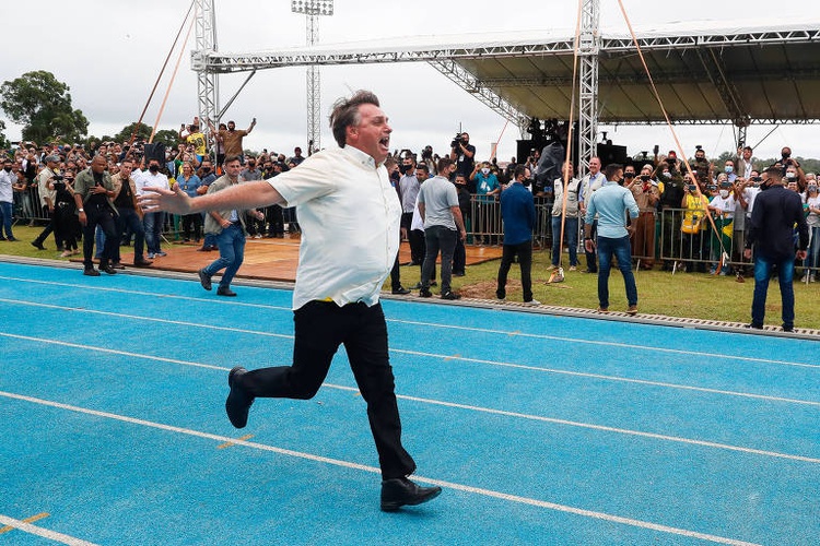 Bolsonaro correndo em pista no Paraná