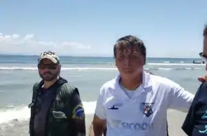 Bolsonaro durante live em seu Facebook, enquanto caminhava por uma praia do litoral catarinense, onde passa o feriado de Carnava(Facebook)