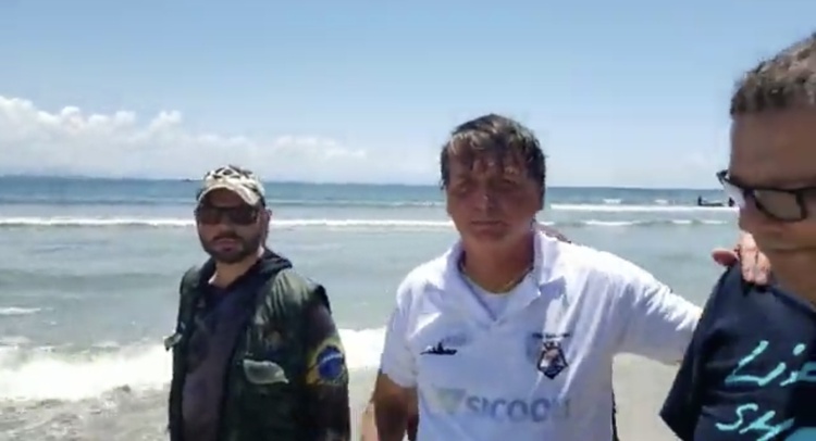 Bolsonaro durante live em seu Facebook, enquanto caminhava por uma praia do litoral catarinense, onde passa o feriado de Carnava