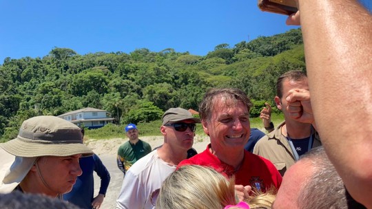 Mergulho, pesca, ataque à imprensa e “beijo hétero”: o Carnaval de Bolsonaro em SC