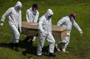 Coveiros fazendo mais um enterro(Globo)