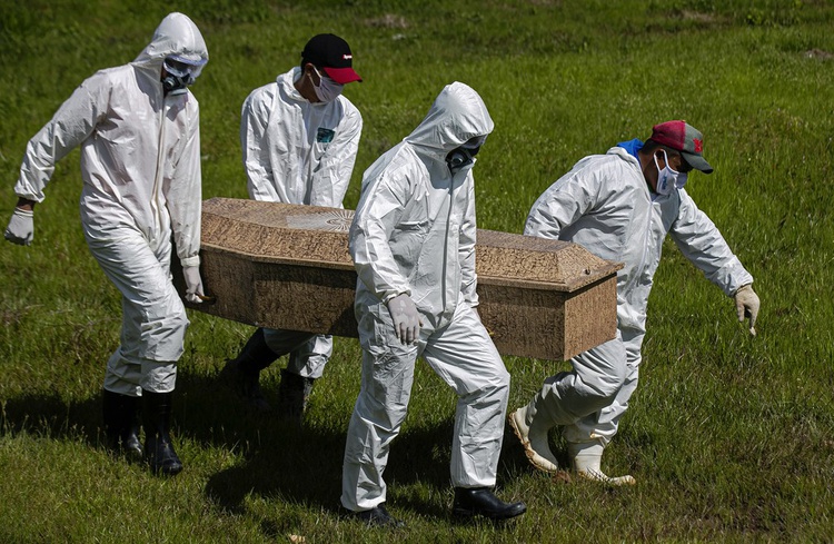 Coveiros fazendo mais um enterro