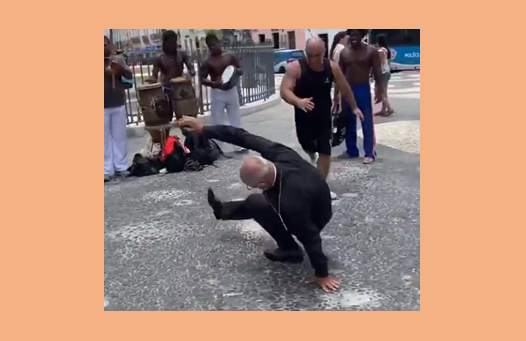 VÍDEO: Arcebispo joga capoeira em Salvador