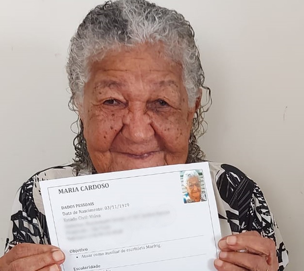 Ela tem 101 anos e quer trabalhar para comprar "meus vinhozinhos e minha carninha"