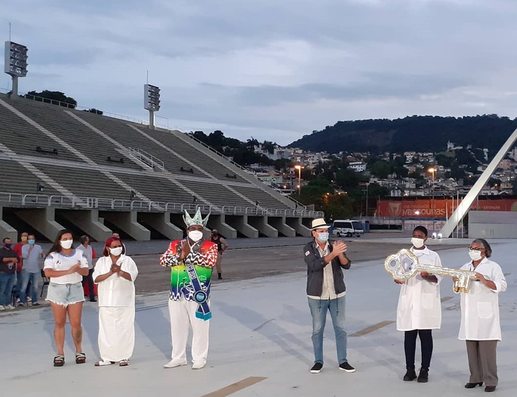 Em vez do Rei Momo, profissionais de Saúde do Rio recebem chave da cidade