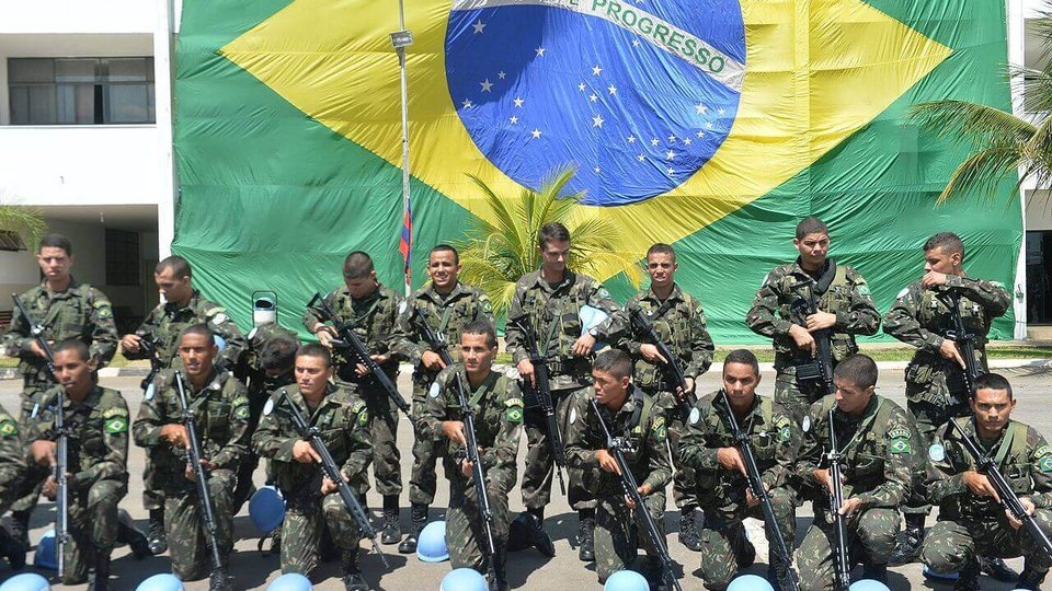 O Exército é uma organização custeada pelo povo e que desrespeita o povo