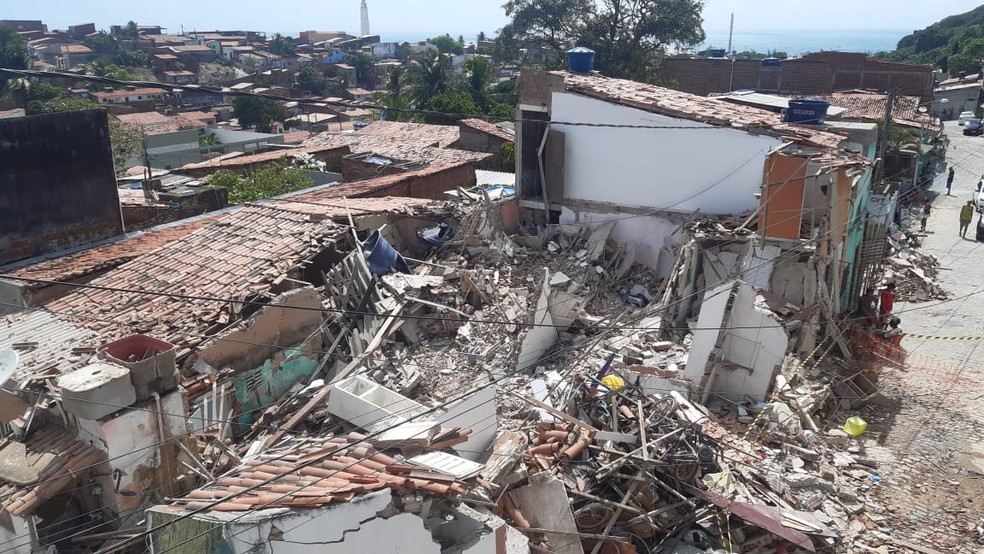 Após explosão, cinco casas desabam em Natal; quatro pessoas morrem