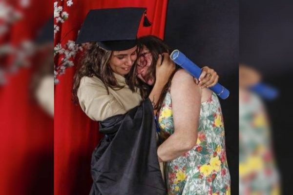 Jovem se veste de faxineira na formatura para homenagear a mãe