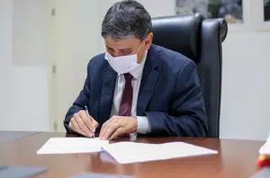 Governador Wellington Dias assina decreto(CCOM)