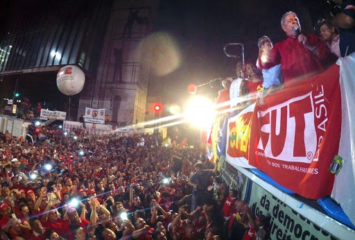 Lula durante ato em defesa da democracia, 18 de março de 2016, na Avenida Paulista