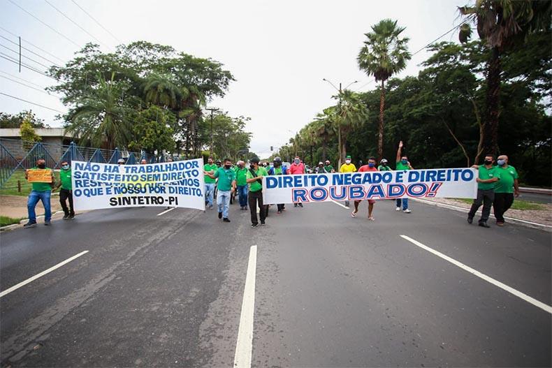 Greve continua: motoristas e cobradores de ônibus fazem nova manifestação