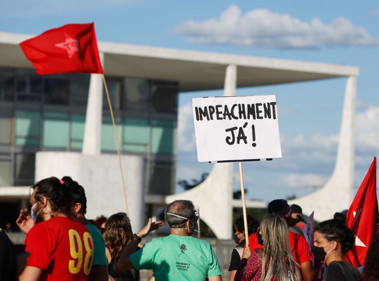 Manifestantes pedem o impeachment do presidente Jair Bolsonaro, em Brasília
