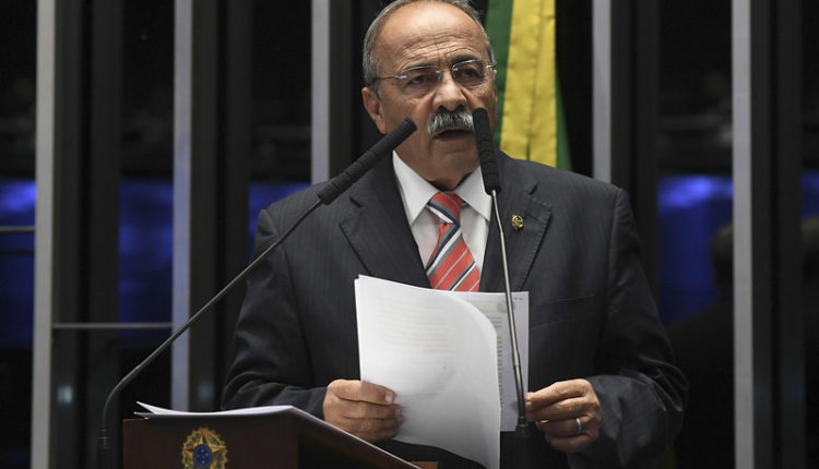 Senador encontrado com dinheiro na cueca pode voltar ao posto essa semana