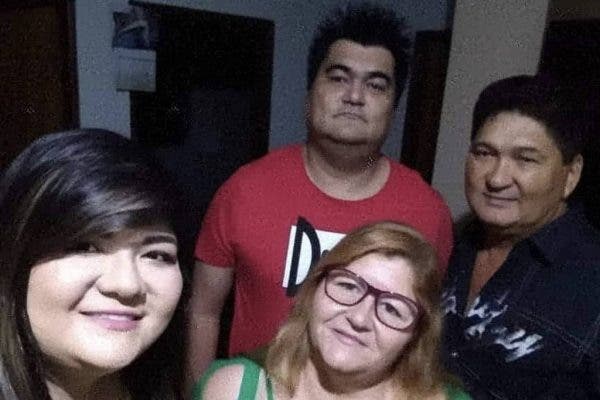 A jornalista Súzan Benites (à esq.) ao lado da mãe, Roseneide Nara, do irmão, Rafael Benites e do pai, Atanacildo Nara, em Campo Grande.