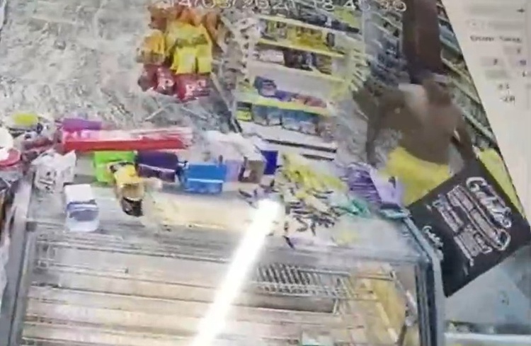 Após agredir mulheres, homem invade loja e derruba produtos à venda