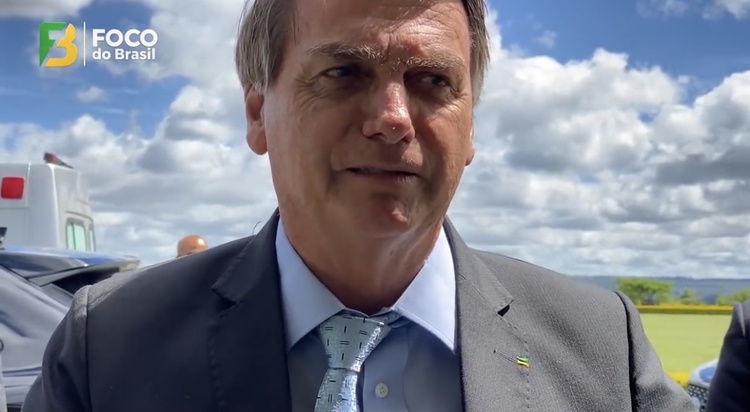 Bolsonaro em conversa com apoiadores