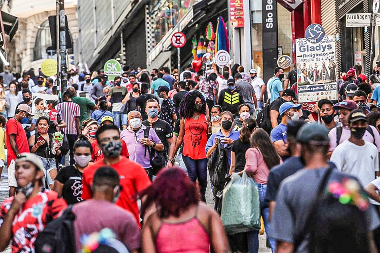 Com um ano de pandemia, Brasil vive pior fase da covid-19