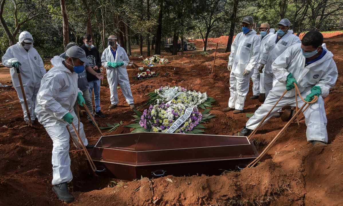 Representante de funerárias convida Bolsonaro a ser coveiro