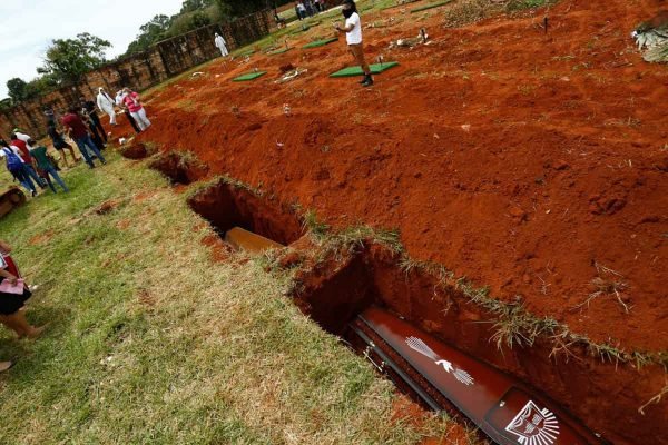 Fábricas já acumulam pedidos para ao menos 100 mil caixões